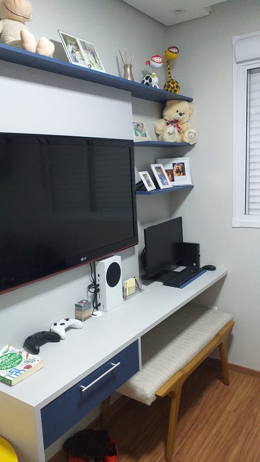 Dormitório com bancada planejada