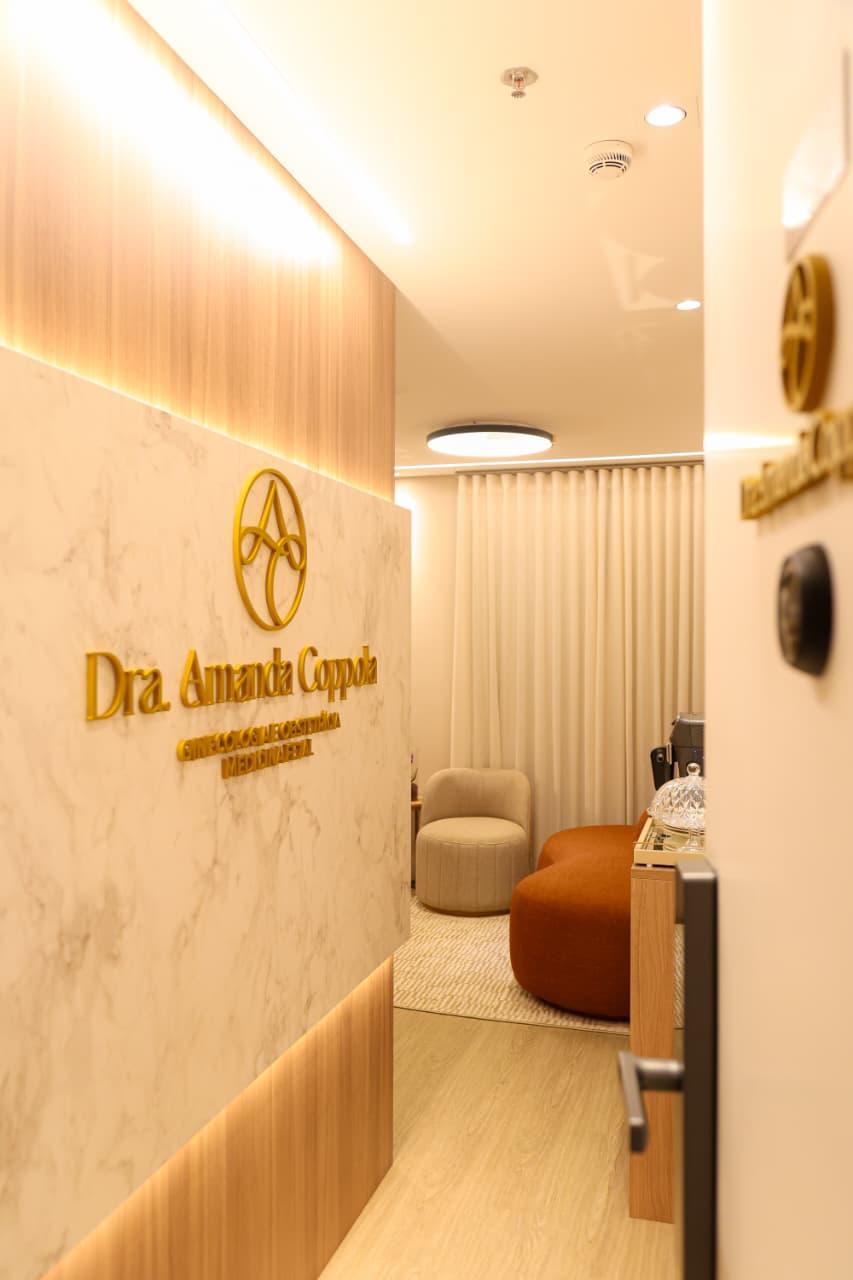 Entrada comercial com marcenaria iluminada