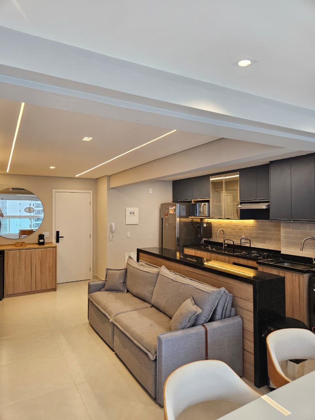 Living integrado com acabamento premium